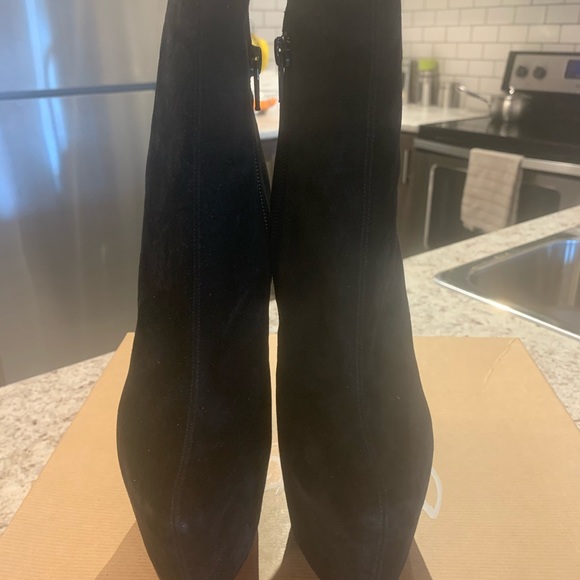 Christian Louboutin - Picture 6 of 7